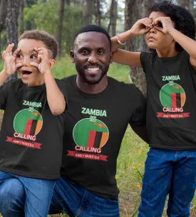 1sttheworld T-Shirt - Cirl Zambia Flag Is Calling And I Must Go T-Shirt Black A35
